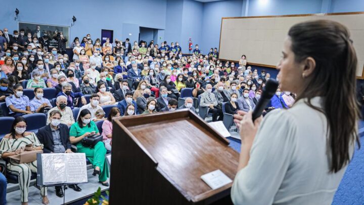 Raquel Lyra empossa primeira mulher eleita como reitora da UPE