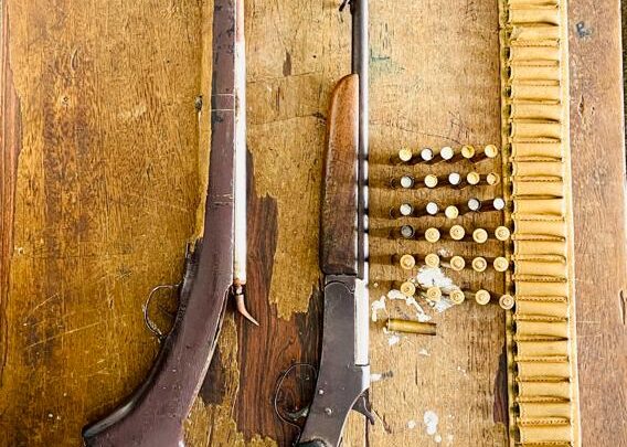 Homem tenta fugir, mas é preso por porte ilegal de arma