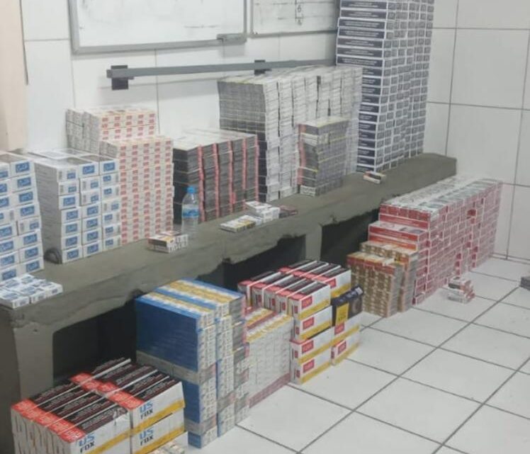 Cigarros contrabandeados são aprendidos; Mulher e dois homens são detidos