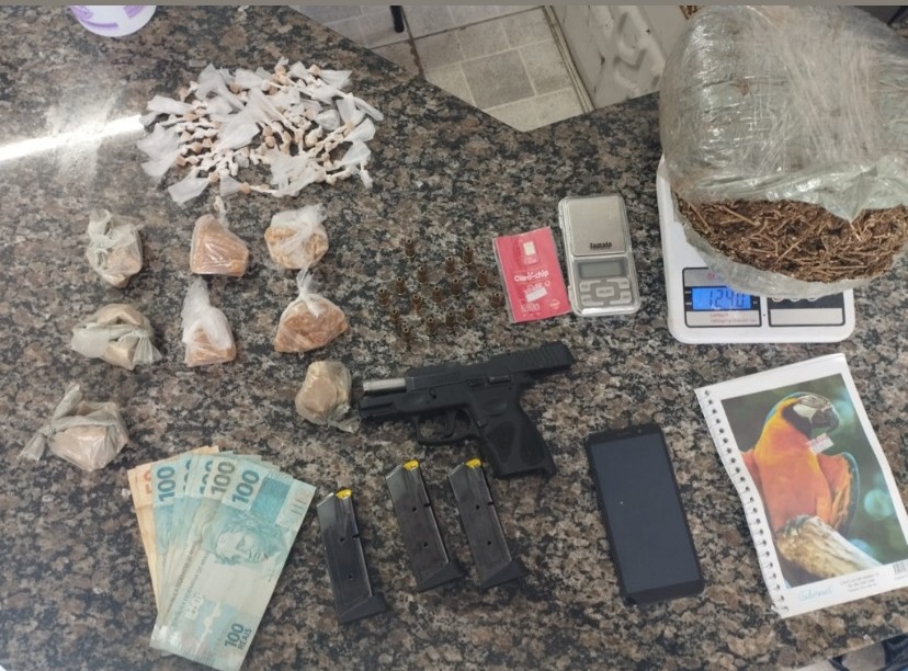 Dupla é presa com maconha, crack e pistola com carregadores e munições