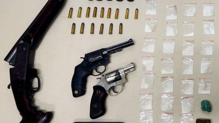 CIPMoto apreende três armas, munições e maconha em comunidade