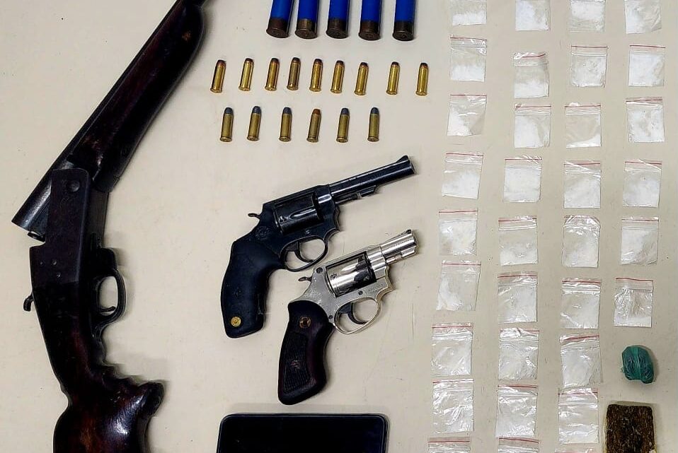CIPMoto apreende três armas, munições e maconha em comunidade CIPMoto apreende três armas, munições e maconha em comunidade