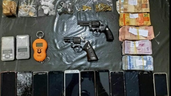 PM prende casal e apreende armas e drogas; Mulher ainda agrediu os policiais
