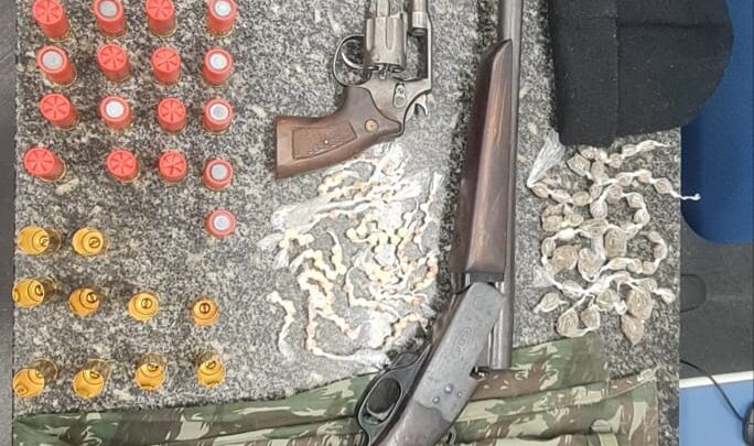 Armas e drogas são apreendidas pelo BOPE