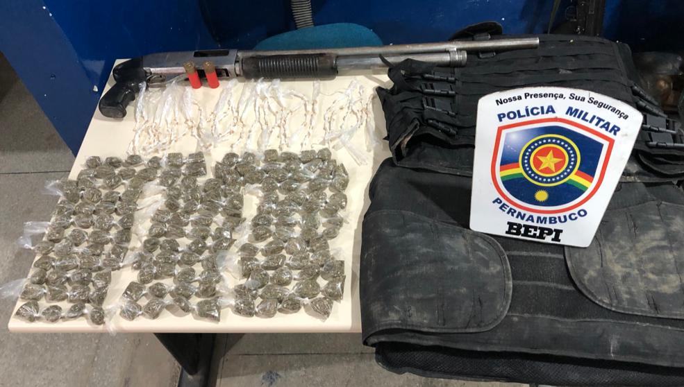 Suspeito de tráfico morre baleado, e BEPI apreende arma e drogas Suspeito de tráfico morre baleado, e BEPI apreende arma e drogas