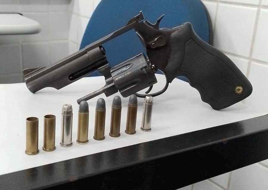 Suspeito de administrar tráfico de drogas morre em troca de tiros com a polícia Suspeito de administrar tráfico de drogas morre em troca de tiros com a polícia