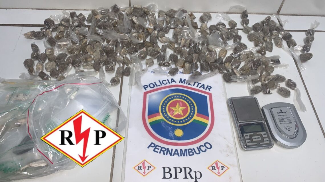 Suspeito de tráfico foge, mas, PM apreende maconha e balança de precisão