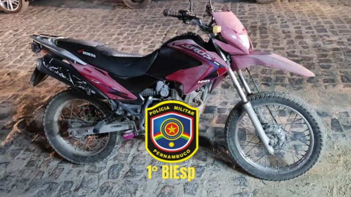 Dupla é presa logo após roubo de motocicleta em Caruaru