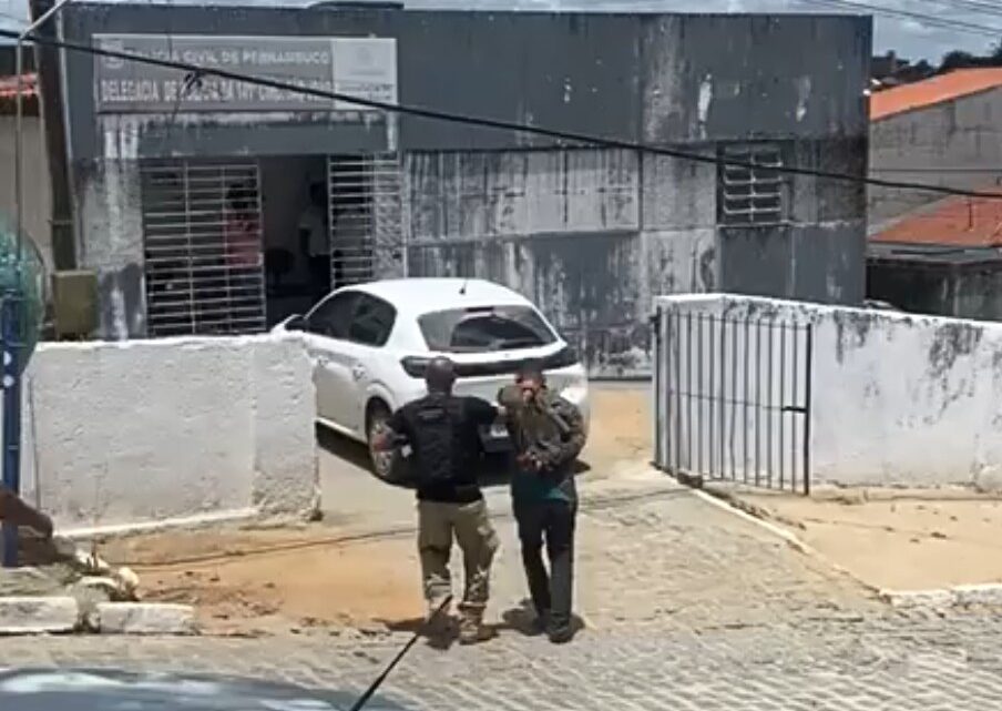 Polícia prende 5 suspeitos de participação na chacina que deixou 5 mortos em São João Polícia prende 5 suspeitos de participação na chacina que deixou 5 mortos em São João