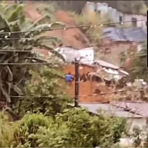 Jovem morre soterrado após deslizamento de barreira em Olinda Jovem morre soterrado após deslizamento de barreira em Olinda
