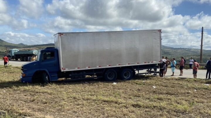 Jovem morre em sinistro de trânsito entre moto e caminhão em Caruaru