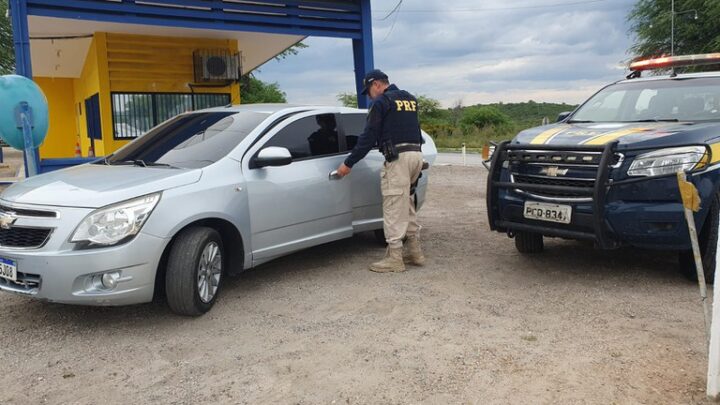 Homem compra carro roubado em feira e é detido pela PRF na BR 232