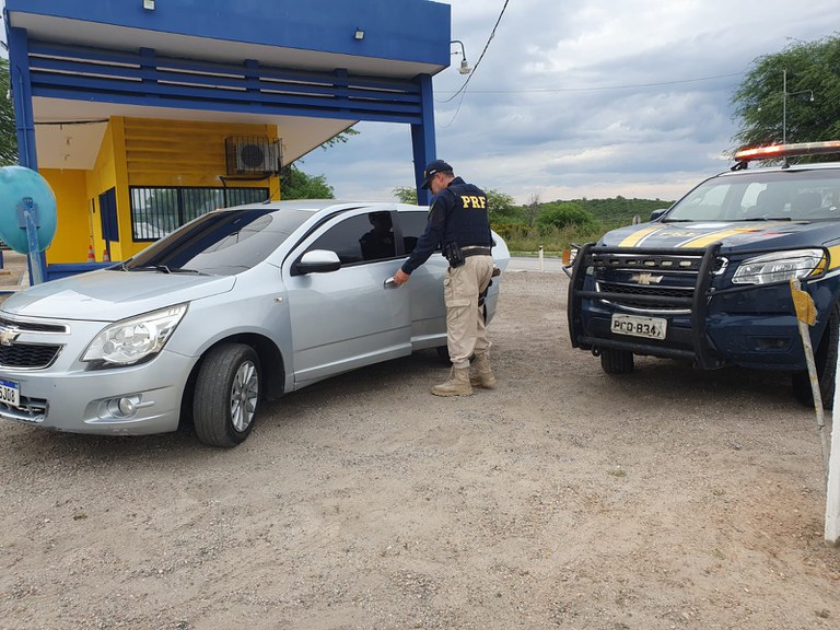 Homem compra carro roubado em feira e é detido pela PRF na BR 232