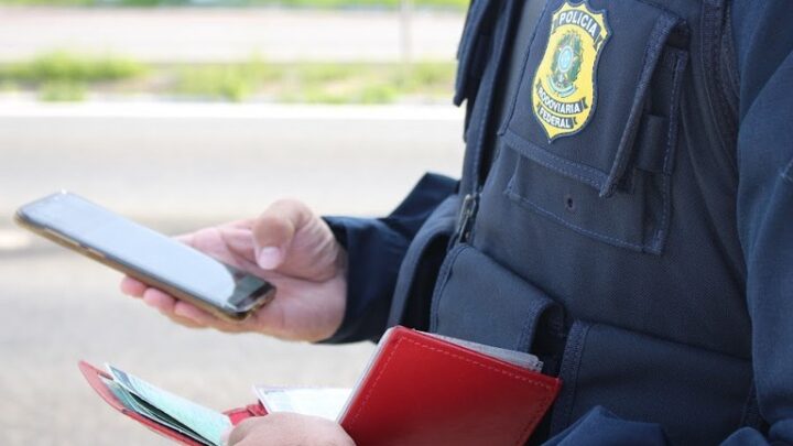 Com carro emprestado do filho, motorista acaba na delegacia após apresentar CRLV falso