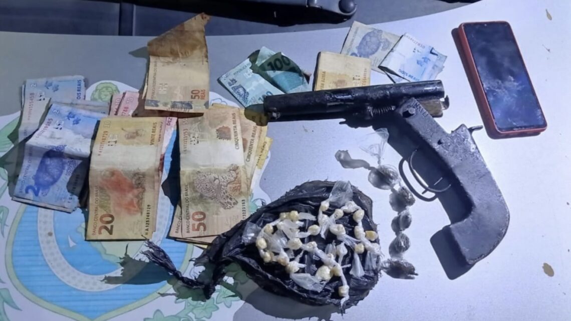 Dupla é capturada após trocar tiros com policiais, um dos suspeitos é baleado nas nádegas Dupla é capturada após trocar tiros com policiais, um dos suspeitos é baleado nas nádegas