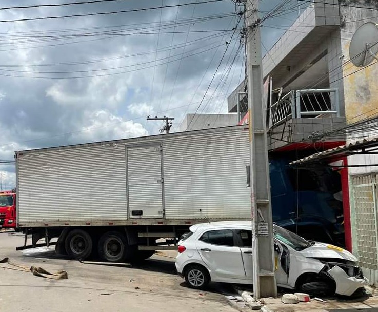 Tragédia: Caminhão desgovernado mata duas pessoas e deixa outra ferida