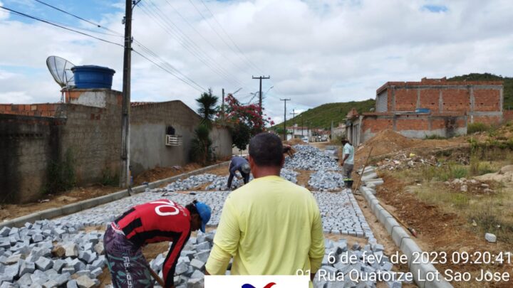 Vereador Mauricio Caruaru acompanha obras de calçamento no bairro São José 1