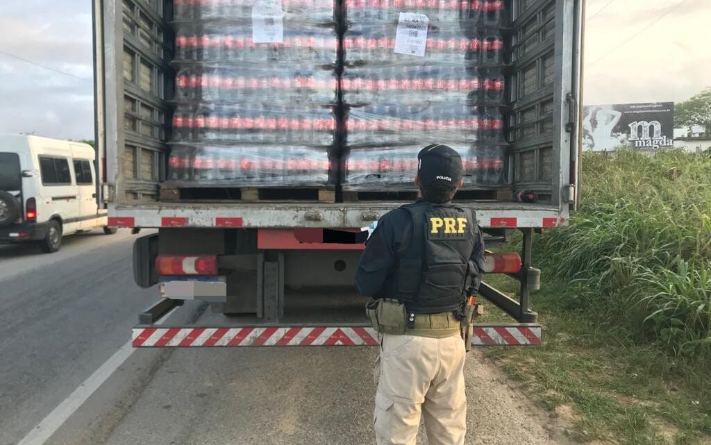 Carga de 18 mil litros de refrigerante sem nota fiscal é retida pela PRF em Caruaru Carga de 18 mil litros de refrigerante sem nota fiscal é retida pela PRF em Caruaru