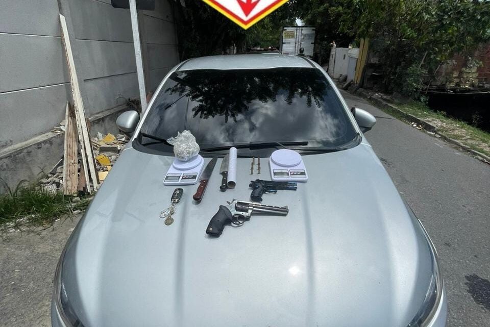 PM prende suspeito e recupera carro que foi roubado, e estava dentro de condomínio PM prende suspeito e recupera carro que foi roubado, e estava dentro de condomínio