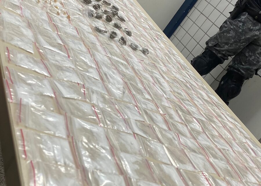 PM apreende maconha, cocaína e crack em desfile de bloco PM apreende maconha, cocaína e crack em desfile de bloco
