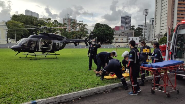 PRF e SAMU resgatam motociclista ferido após sinistro de trânsito