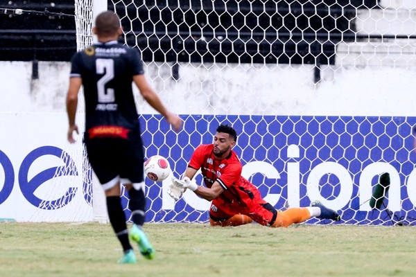 Central de Caruaru afasta goleiro após derrota para o Santa Cruz Central de Caruaru afasta goleiro após derrota para o Santa Cruz