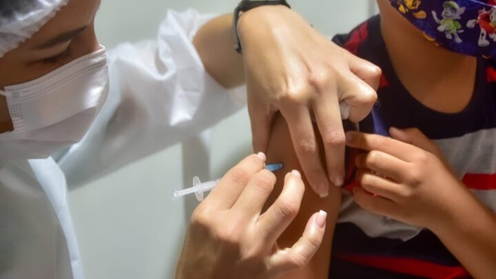 Secretaria de Saúde recebe novas doses de reforço para vacinação baby e pediátrica