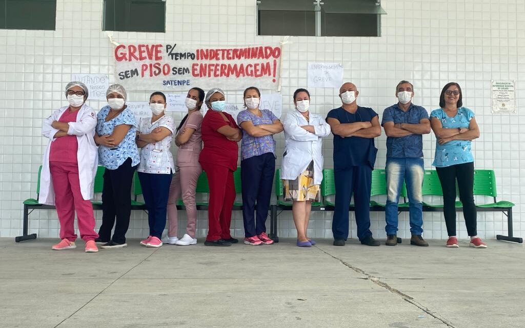 Auxiliares e técnicos de enfermagem seguem de braços cruzados em Caruaru Auxiliares e técnicos de enfermagem seguem de braços cruzados em Caruaru