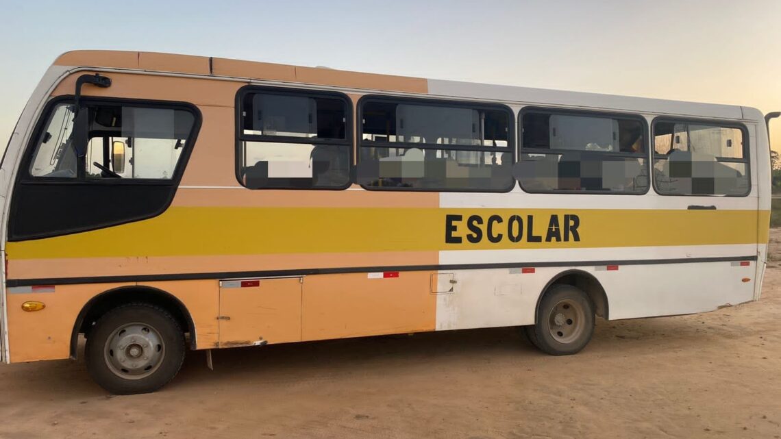 Ônibus escolar irregular que transportava 43 crianças é retido pela PRF Ônibus escolar irregular que transportava 43 crianças é retido pela PRF