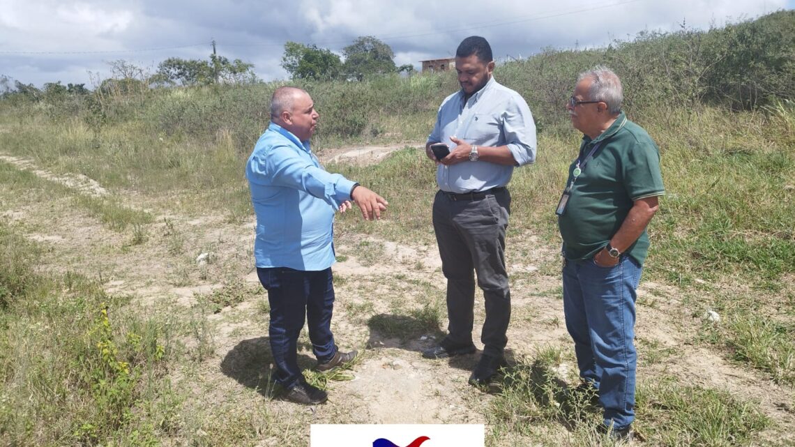 Vereador Maurício Caruaru e diretor da Compesa avaliam abastecimento d’água na zona rural Vereador Maurício Caruaru e diretor da Compesa avaliam abastecimento d’água na zona rural