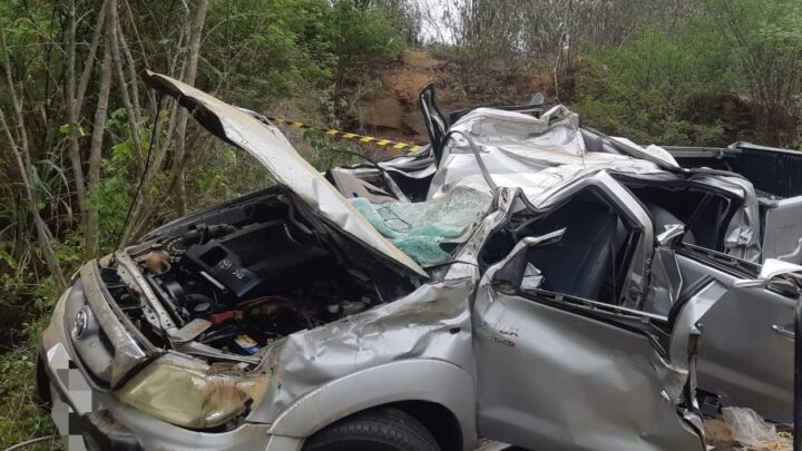 Um morto e dois feridos após capotamento na BR 104