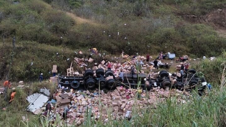 Caminhoneiro morre após carreta capotar, e carga de calçados é saqueada