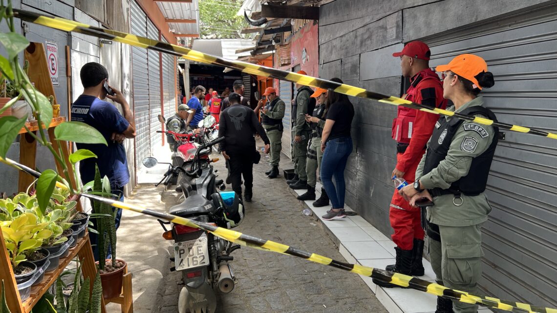 Homem é assassinado a tiros na feira livre de Caruaru Homem é assassinado a tiros na feira livre de Caruaru