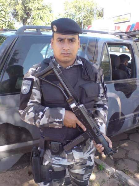 Policial e dois traficantes morrem após troca de tiros