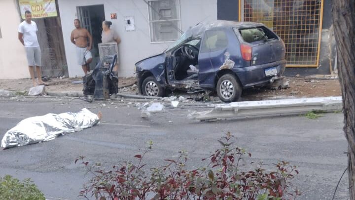 Morre motorista que colidiu carro em árvore e poste em Caruaru