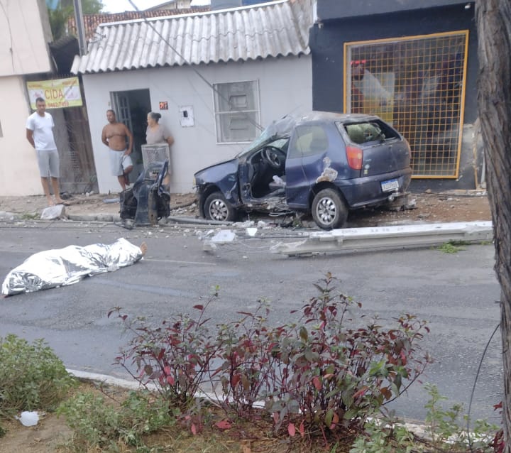 Morre motorista que colidiu carro em árvore e poste em Caruaru