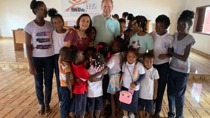 Representantes das comunidades Obra de Maria e Canção Nova visitam obras sociais na África