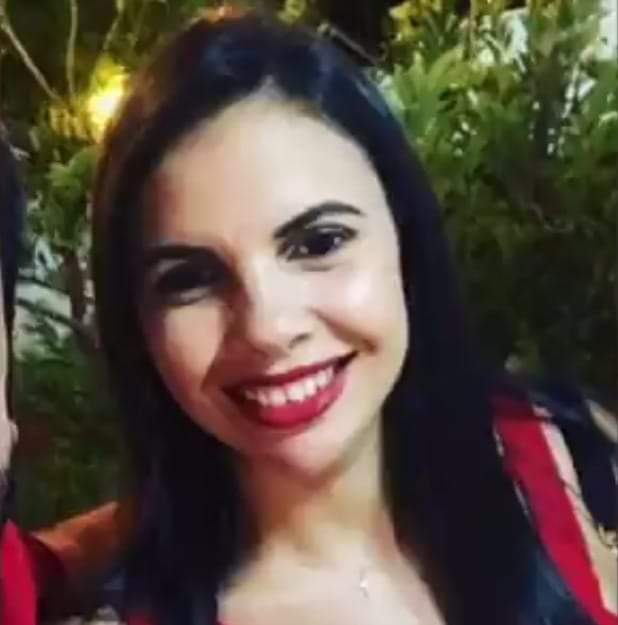 Mulher morre ao cair de escada, mas consegue salvar filho de 9 meses Mulher morre ao cair de escada, mas consegue salvar filho de 9 meses
