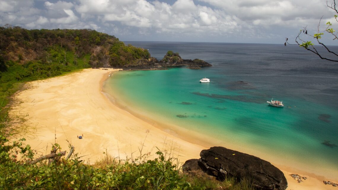 Governo de PE sela acordo com União sobre gestão de Fernando de Noronha