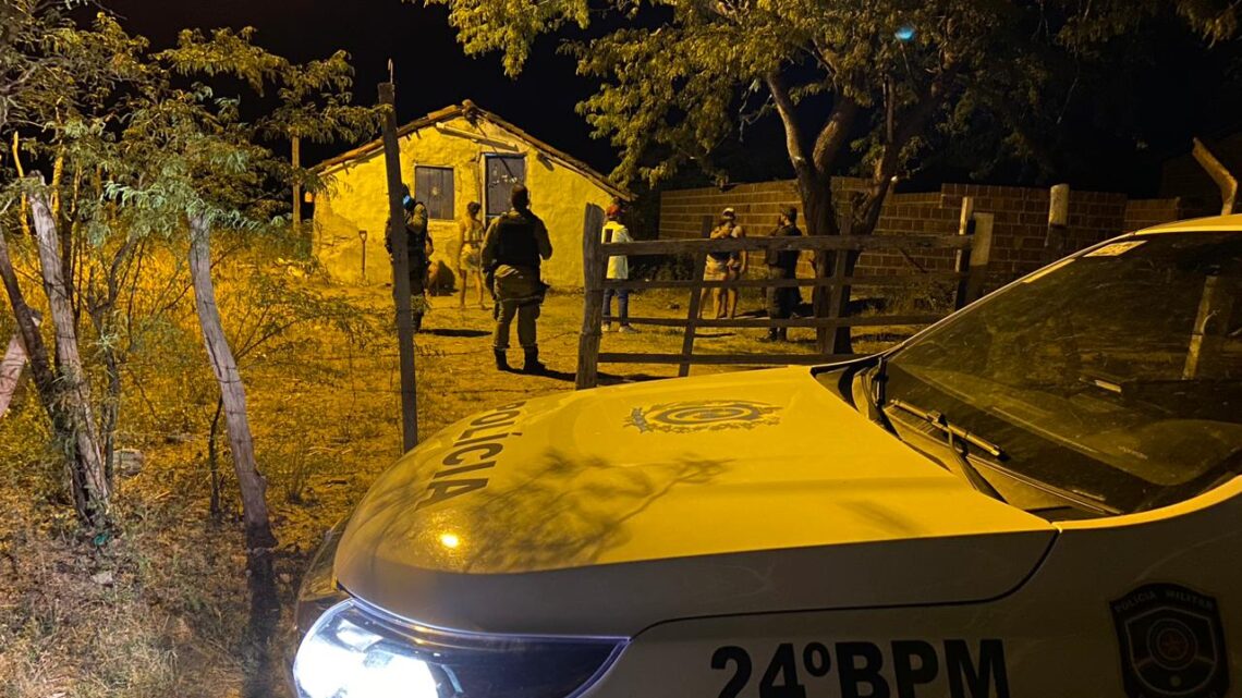 Homens invadem residência e matam ex-presidiário a tiros Homens invadem residência e matam ex-presidiário a tiros
