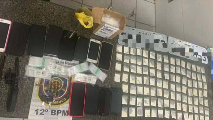 PM prende quatro suspeitos, recupera veículo roubado e apreende armas