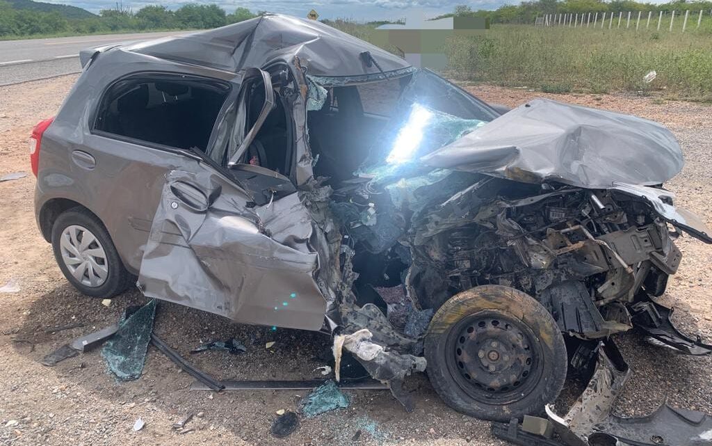 Mulher morre após colisão entre carro e caminhão na BR 232