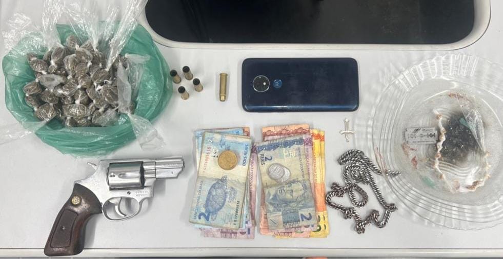 Homem morre ao tentar balear policiais durante fuga Homem morre ao tentar balear policiais durante fuga