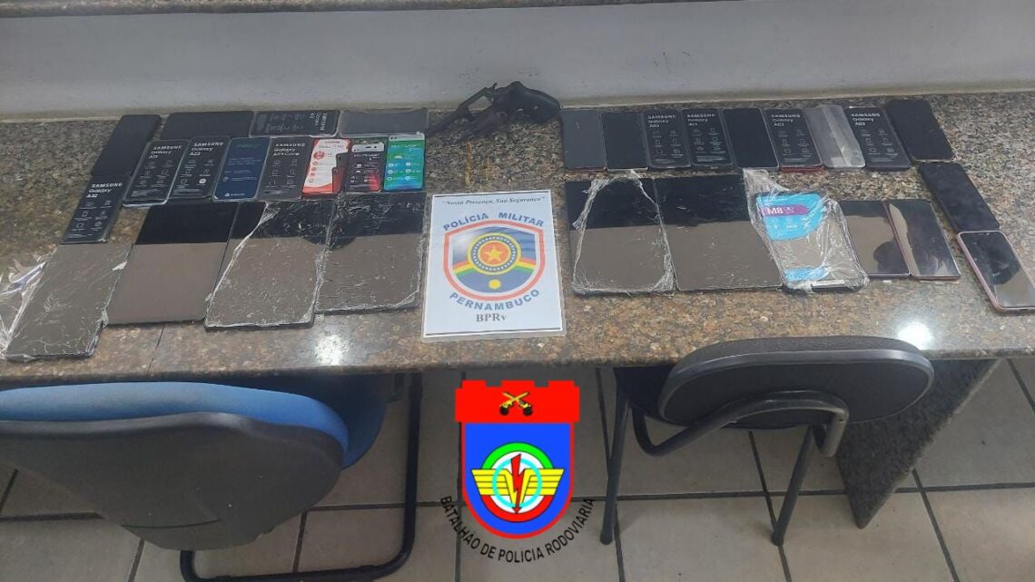 Trio é preso com carro clonado, além de 25 celulares e 7 tablets roubados