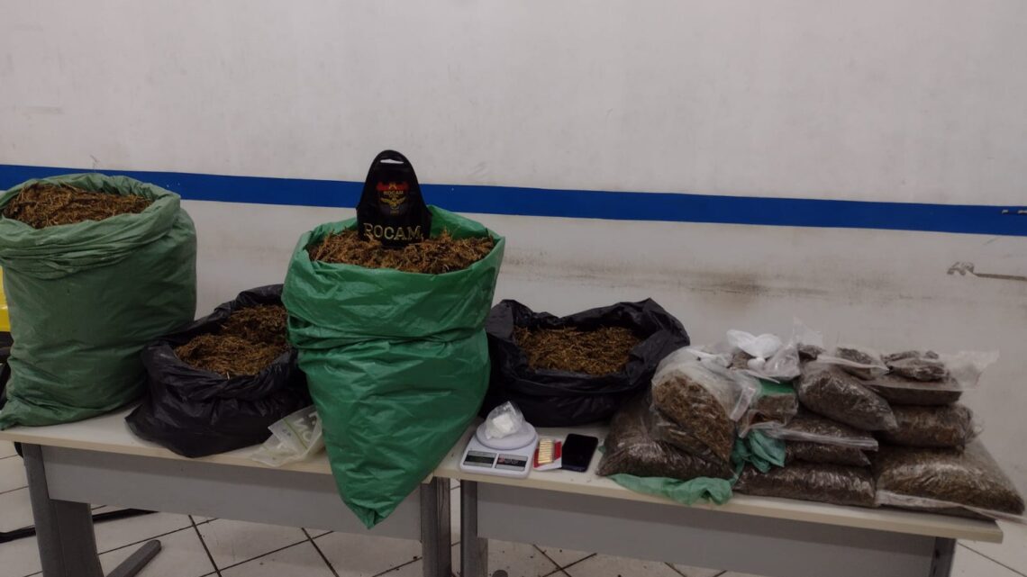 PM prende três suspeitos por tráfico em Toritama PM prende três suspeitos por tráfico em Toritama