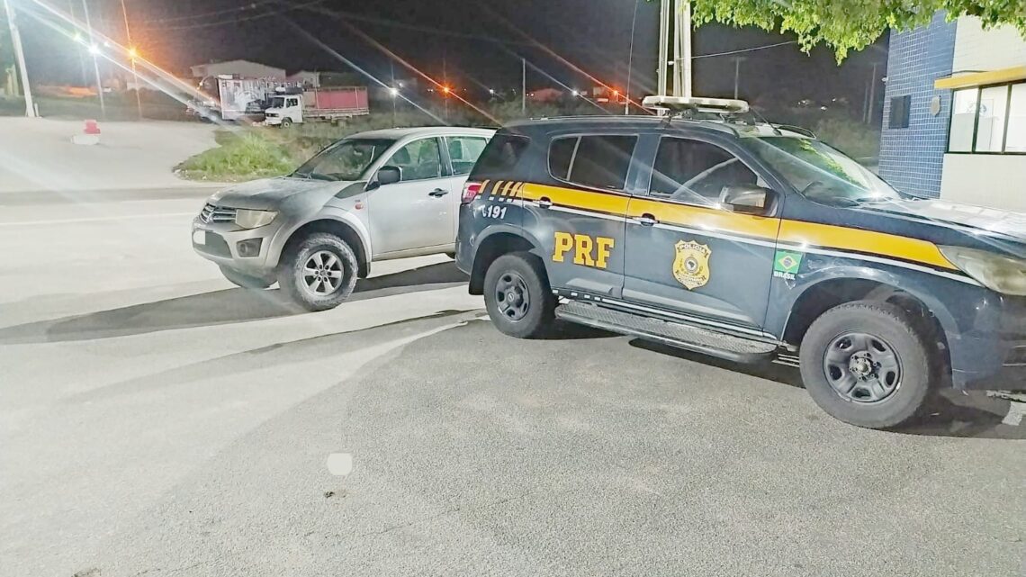 Após fuga e colisão em veículos, caminhonete roubada é recuperada pela PRF Após fuga e colisão em veículos, caminhonete roubada é recuperada pela PRF