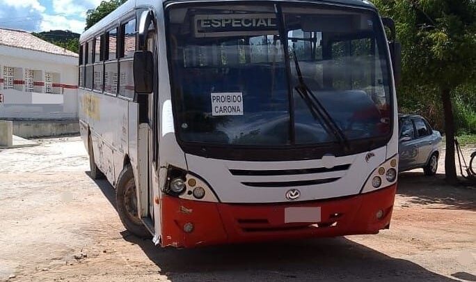 Ônibus escolar com mais de 10 infrações de trânsito é recolhido pela PRF