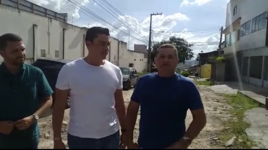 Prefeito Rodrigo Pinheiro atende solicitação do vereador Carlinhos da Ceaca em calçamento de ruas do bairro Petrópolis Prefeito Rodrigo Pinheiro atende solicitação do vereador Carlinhos da Ceaca em calçamento de ruas do bairro Petrópolis