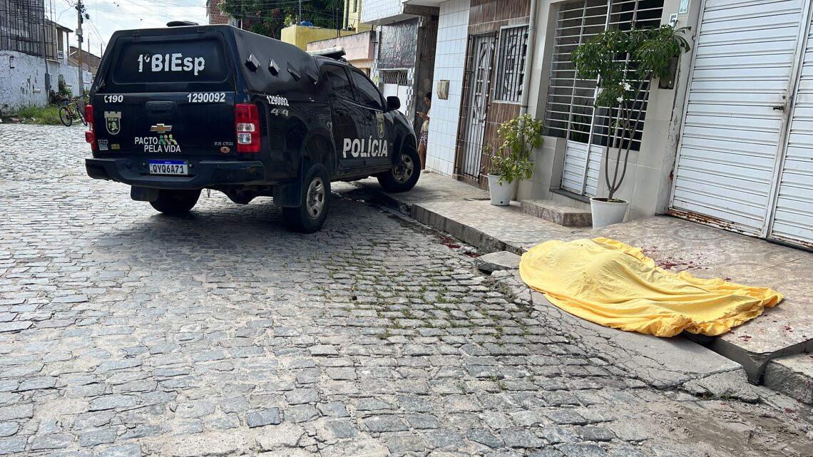 Gesseiro assassinado a tiros em Caruaru Gesseiro assassinado a tiros em Caruaru