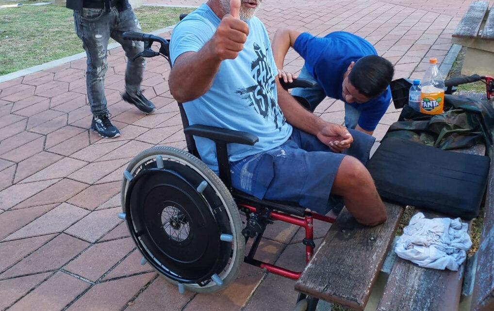 Cadeira de rodas é furtada enquanto deficiente dorme servidores da PF arrecadam dinheiro e compram uma cadeira nova Cadeira de rodas é furtada enquanto deficiente dorme servidores da PF arrecadam dinheiro e compram uma cadeira nova